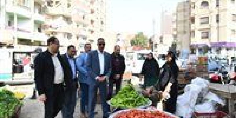 محافظ الفيوم يتفقد محال بيع السلع الغذائية وسوق الخضار والفاكهة بالحادقة - جريدة هرم مصر