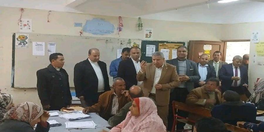 مدير تعليم الشرقية يتفقد أعمال التصحيح بكنترول الشهادة الإعدادية - جريدة هرم مصر