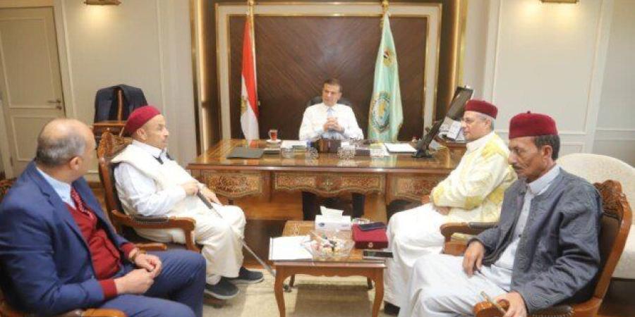 وزير الزراعة يلتقي وفد من عمد ومشايخ مطروح ويوجه بدعم المزارعين - جريدة هرم مصر