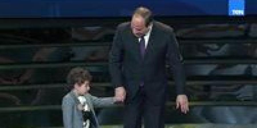 عيد الشرطة الـ 74.. الطفل ابن الشهيد رامي يحتضن الرئيس السيسي للمرة التانية - جريدة هرم مصر