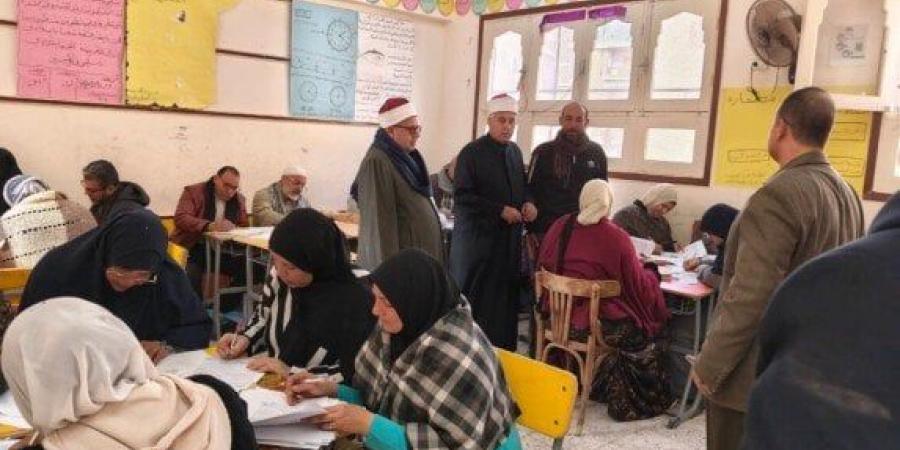 رئيس منطقة القليوبية الأزهرية يتفقد مركز تصحيح الشهادة الابتدائية ببنها - جريدة هرم مصر