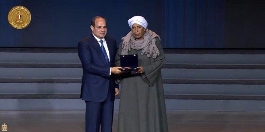 الرئيس السيسي يكرم عددًا من شهداء الشرطة خلال الاحتفال بالذكرى 74 - جريدة هرم مصر