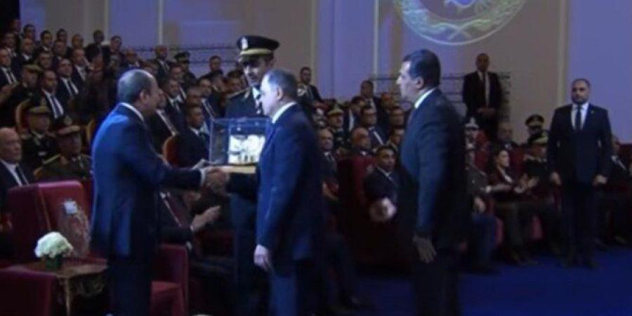وزير الداخلية يقدم هدية تذكارية للرئيس السيسي خلال الاحتفال بعيد الشرطة 74 - جريدة هرم مصر
