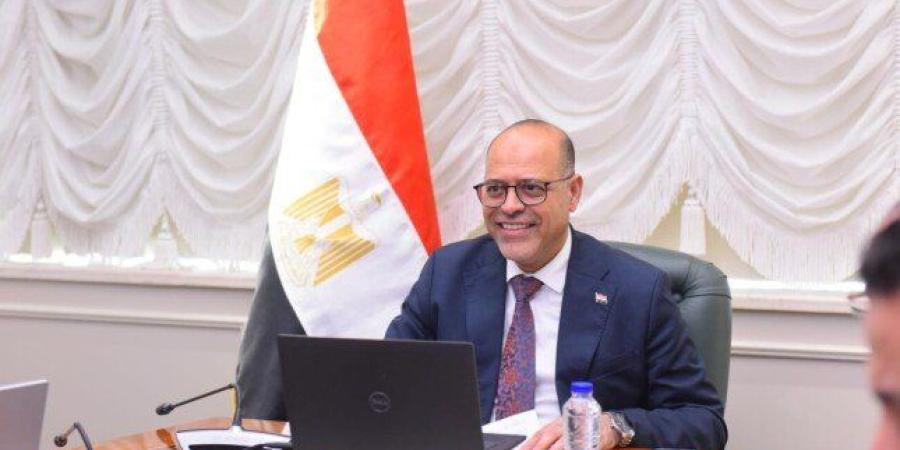 بعد تحويل جميع العاملين بمكتب عمل دسوق للتحقيق.. «جبران» يدعو صاحب الفيديو للتوجّه إلى مديرية العمل - جريدة هرم مصر