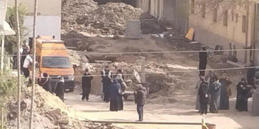 صرخات وانهيار أهالي ضحايا تسرب الغاز بمنطقة أم بيومي أمام مشرحة بنها - جريدة هرم مصر