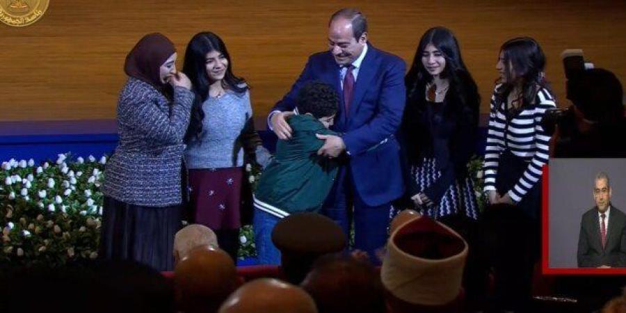 أبناء الشهداء يصافحون ويلتقطون صور تذكارية مع الرئيس السيسي خلال احتفالية عيد الشرطة الـ74 - جريدة هرم مصر