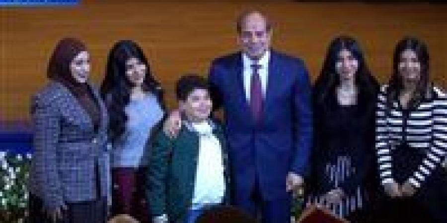 الرئيس السيسي: "أولاد الشهداء فرصة للتعرف على تضحيات آبائهم" - جريدة هرم مصر
