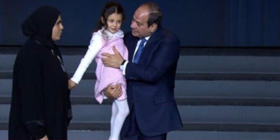 في لقطة إنسانية مؤثرة.. الرئيس السيسي يحمل ابنة الشهيد محمد فاضل الشناوي - جريدة هرم مصر
