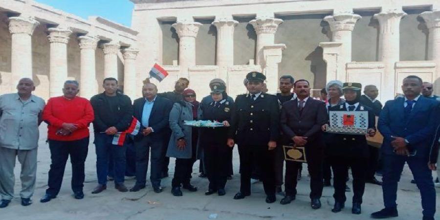 شرطة السياحة والآثار بمعبد إدفو تحتفي بأعياد الشرطة باستقبال السائحين بالورود - جريدة هرم مصر