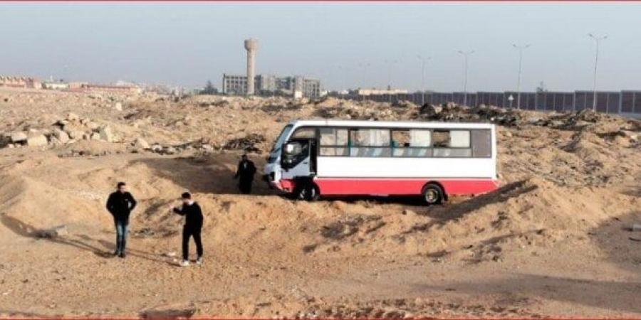 انقلاب أتوبيس محُمل بـ 56 راكبًا أعلى الطريق الأوسطي.. وإصابة 6 أشخاص حتى الآن - جريدة هرم مصر