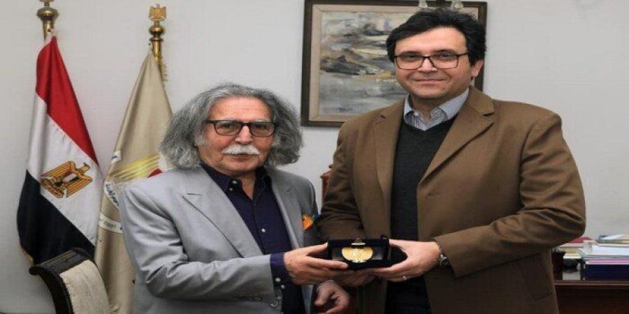 وزير الثقافة يدعو الفنان التشكيلي العراقي رضا العزاوي لإقامة معرض استيعادي - جريدة هرم مصر