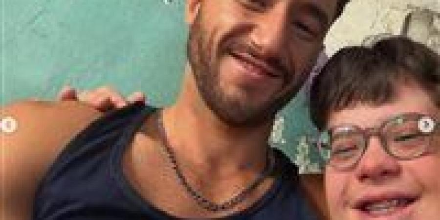 من ذوي الاحتياجات الخاصة.. من هو أدهم شقيق أحمد مالك الذي يشاركه في "سوا سوا" - جريدة هرم مصر
