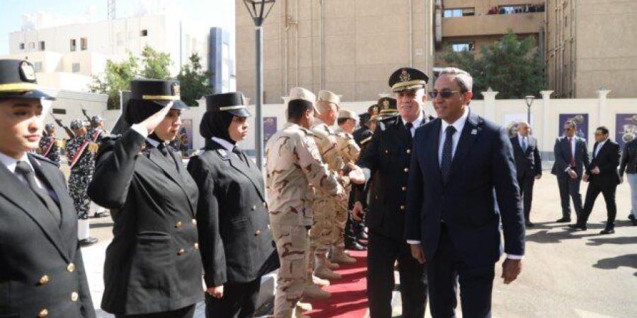 محافظ قنا ومدير الأمن يضعان إكليلًا من الزهور على النصب التذكاري لشهداء الشرطة - جريدة هرم مصر