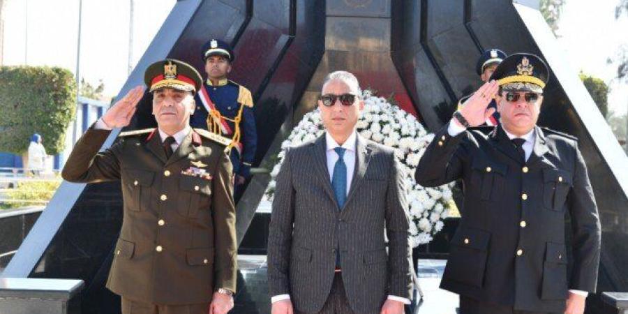 محافظ الفيوم ومدير الأمن يضعان إكليلاً من الزهور على النصب التذكاري لشهداء الشرطة - جريدة هرم مصر
