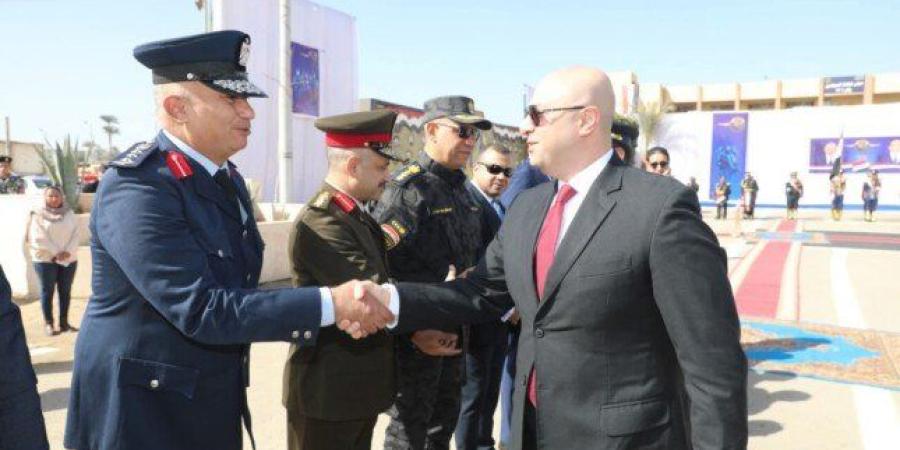 محافظ بني سويف يضع إكليلاً من الزهور على النُصب التذكاري لشهداء الشرطة - جريدة هرم مصر