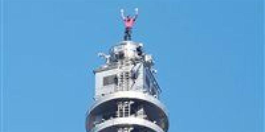 «مغامرة خطيرة».. أمريكي يتسلق أعلى مبنى في تايوان بدون حبال|صور - جريدة هرم مصر