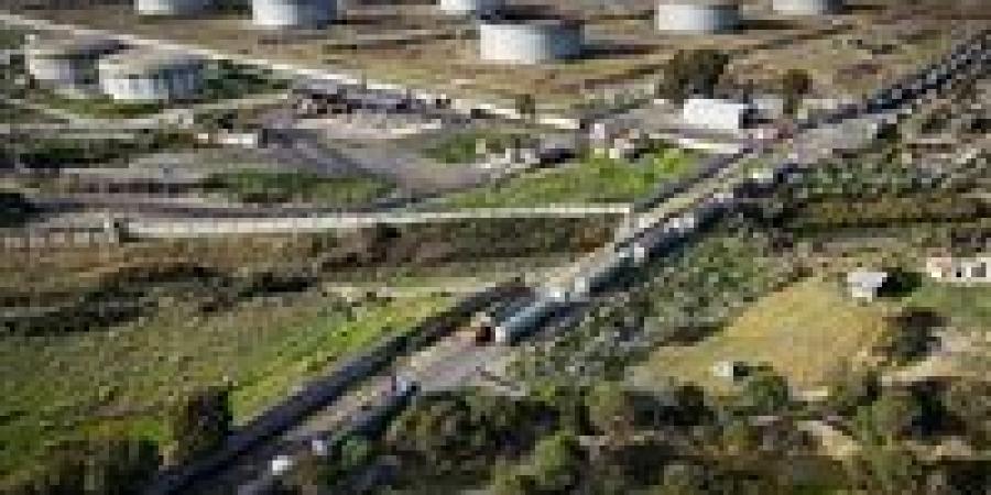 الحكومة السورية تتسلم أولى شحنات نفط حقول دير الزور المستعادة من قسد - جريدة هرم مصر