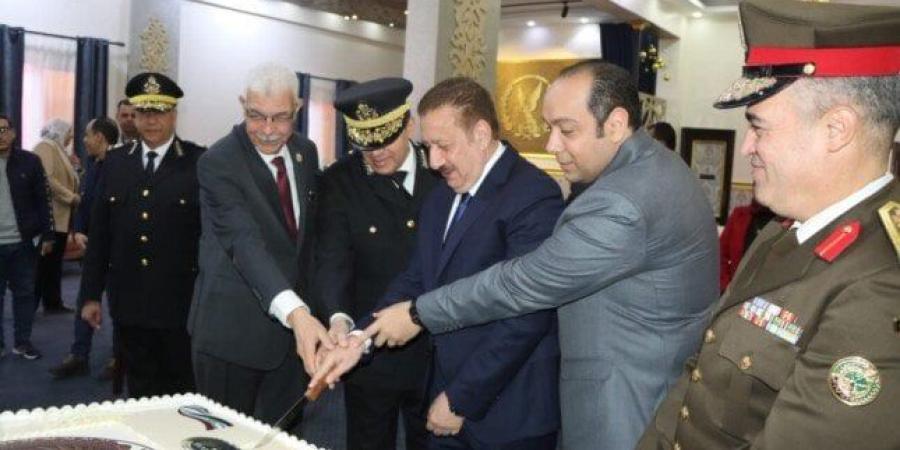 رئيس جامعة المنوفية يزور معسكر قوات الأمن بقويسنا ويهنئ رجال الشرطة بعيدهم الـ 74 - جريدة هرم مصر