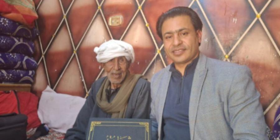 في التسعين يتحدى الأمية… فرحان إدريس يكتب اسمه على شهادة الأمل - جريدة هرم مصر