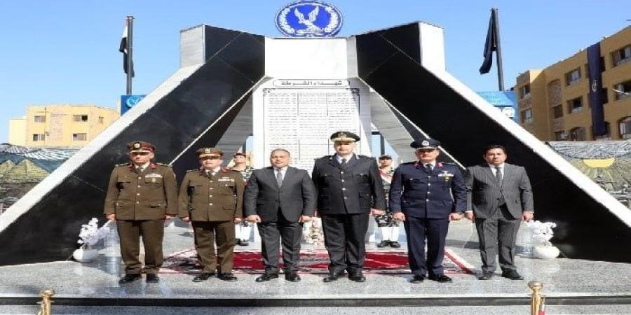 محافظ الشرقية ومدير الأمن يضعان إكليلاً من الزهور على النصب التذكاري لشهداء الشرطة - جريدة هرم مصر