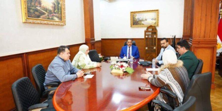 محافظ مطروح يناقش تيسير خدمات التأمين الصحي ويُتابع استعدادات الأوقاف لشهر رمضان - جريدة هرم مصر