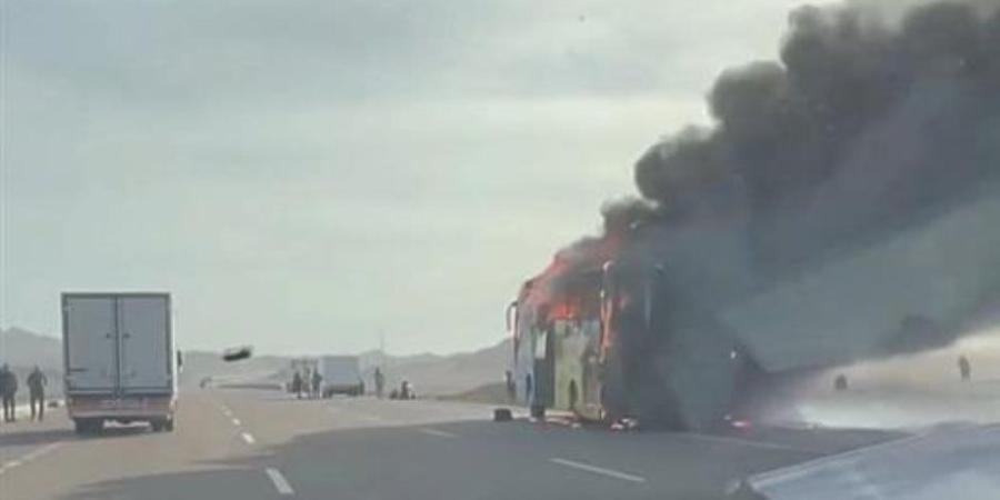 العناية الإلهية تنقذ ركاب في حريق أتوبيس على طريق «طور سيناء – شرم الشيخ» - جريدة هرم مصر