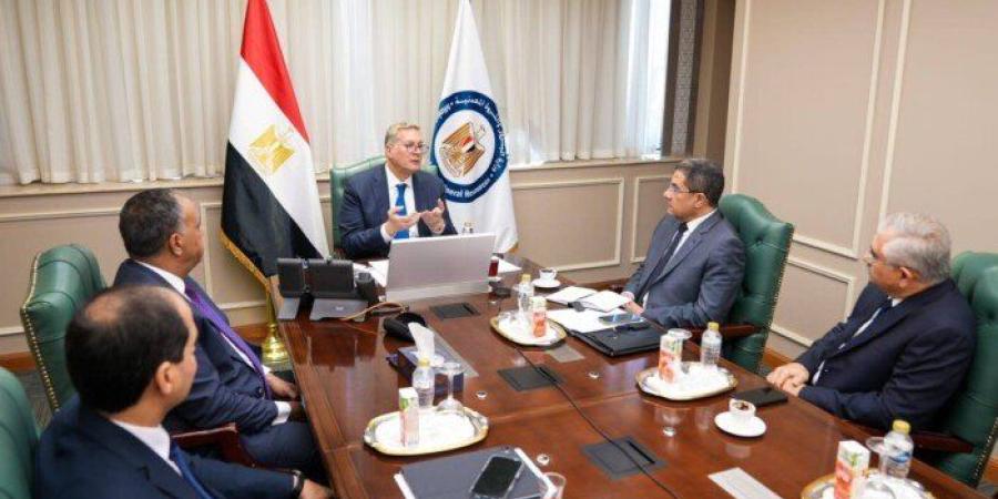 كريم بدوي يبحث وضع آليات تطوير تكنولوجيا الحفر لمضاعفة إنتاج البترول - جريدة هرم مصر