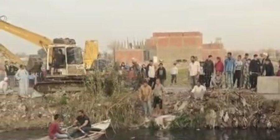 انتشال جثمان سيدة سقطت في مصرف زاوية النجار بقليوب - جريدة هرم مصر