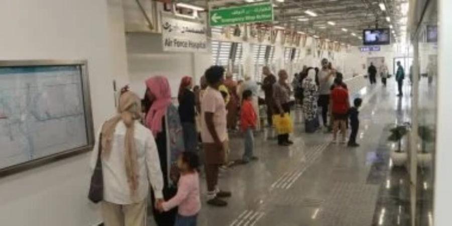 الركاب برفقه أولادهم .. زحام بمحطة «المستشفى الجوى» لمونوريل شرق النيل فى ثانى أيام تشغيله المجانى - جريدة هرم مصر