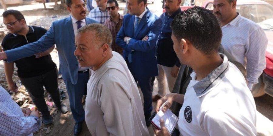 ​في لفتة إنسانية.. محافظ أسيوط يصطحب مواطناً بسيارته الخاصة لمعاينة «تراكمات القمامة» - جريدة هرم مصر