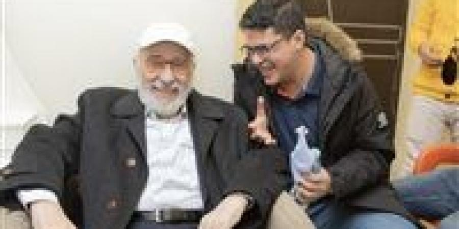 دعاء مؤثر ورسالة حب.. حفيد عبد الرحمن أبو زهرة يكشف كواليس علاقته بجده - جريدة هرم مصر