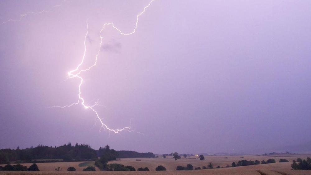 أمطار رعدية ورياح نشطة تحد من الرؤية الأفقية تعرف على المناطق المتأثرة