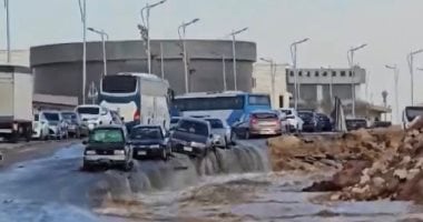 انفجار ماسورة مياه يتسبب في تلف العديد من السيارات في حي التجمع