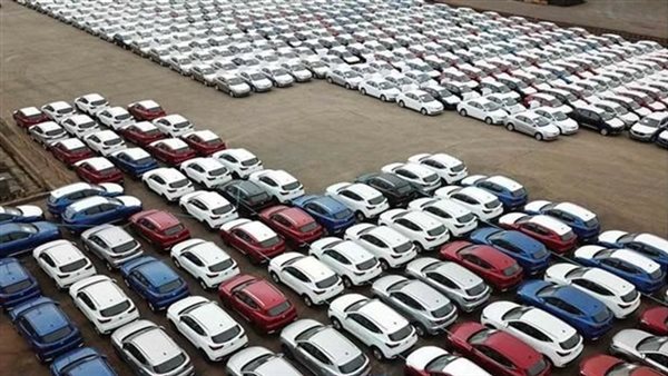 تزايد استقرار الدولار يعزز من تراجع أسعار السيارات في السوق المصرية