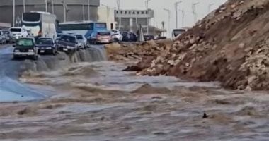 تلف عدد من السيارات جراء انفجار ماسورة مياه في حي التجمع دهس نقاط المياه