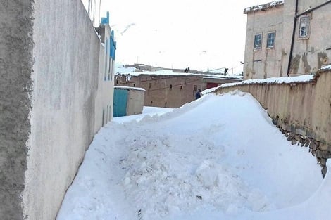 تواصل الثلوج عزل مناطق في المغرب وتفاقم الطوارئ الجوية في ليبيا وصدور تحذيرات في السعودية