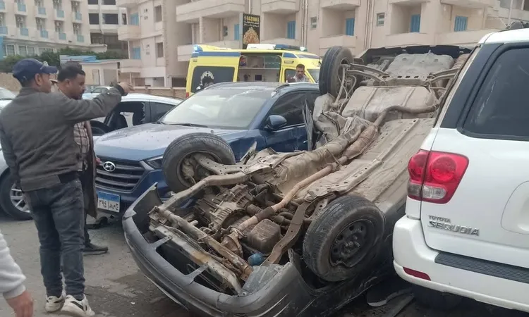 حادثة انقلاب سيارة بسرعة عالية على الكورنيش في مرسى مطروح تتسبب في إصابة شخصين ودمار سيارات متعددة