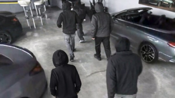 سرقة منظكة لثماني سيارات رياضية فاخرة من قبل لصوص محترفين في فيراليا