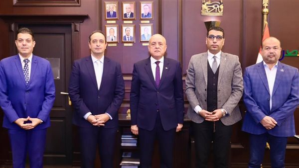 نائب محافظ الأقصر يناقش 34 شكوى مع مواطنين خلال لقائهم المفتوح للتواصل المجتمعي