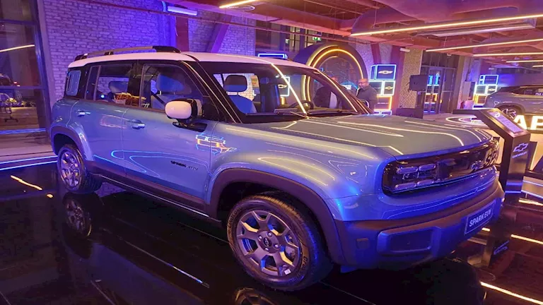 هل تختار شراء رينو كارديان التقليدية أم شيفرولية سبارك الكهربائية بنفس السعر