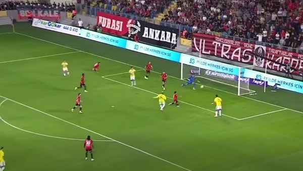 التعادل الإيجابي يسيطر على الشوط الأول من مواجهة جينسليربيرليجي وفناربخشة في الدوري التركي