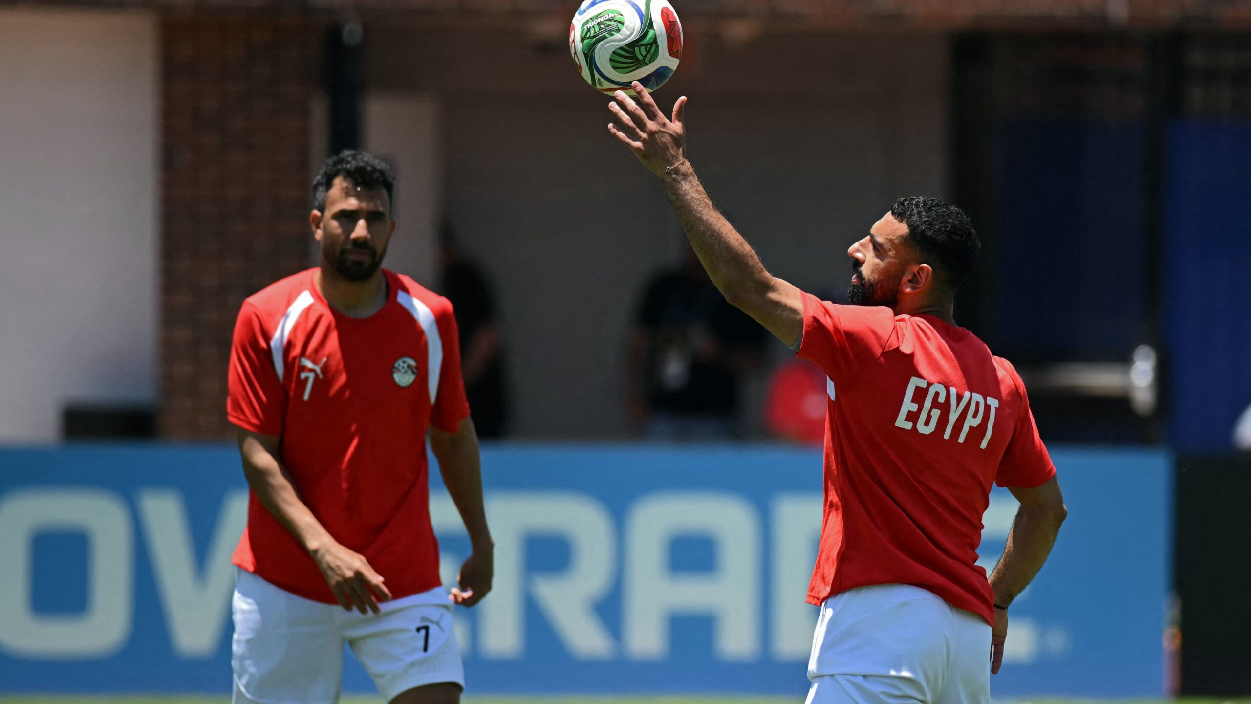 تريزيجيه يعبر عن رأيه المفاجئ في خليفة محمد صلاح بين مرموش وأم حمزة