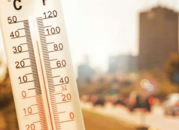 طابع الطقس يتغير مع انخفاض تدريجي في درجات الحرارة وأمطار خفيفة على السواحل