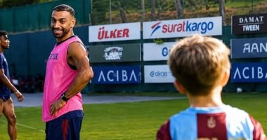 طرابزون يدعم مشجع ليفربول بلقاء محمد صلاح ويحقق أمنية التقاء اللاعب في تركيا