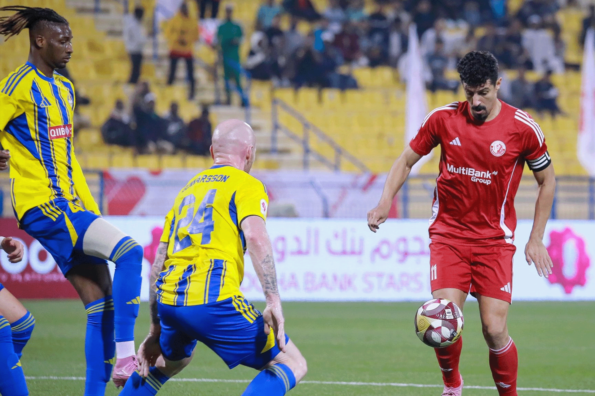 لاعب الجزائري بونجاح يسجل هدفا مذهلا من منتصف الملعب في الدوري القطري