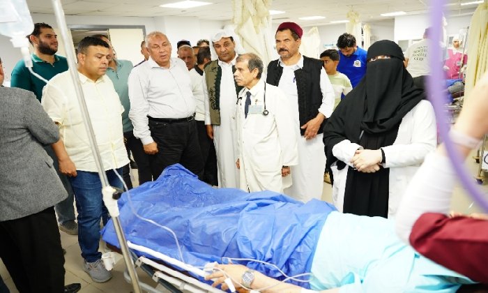 محافظ مطروح يطمئن على السكرتير العام ومرافقيه بعد حادث انقلاب سيارة بالنجيلة