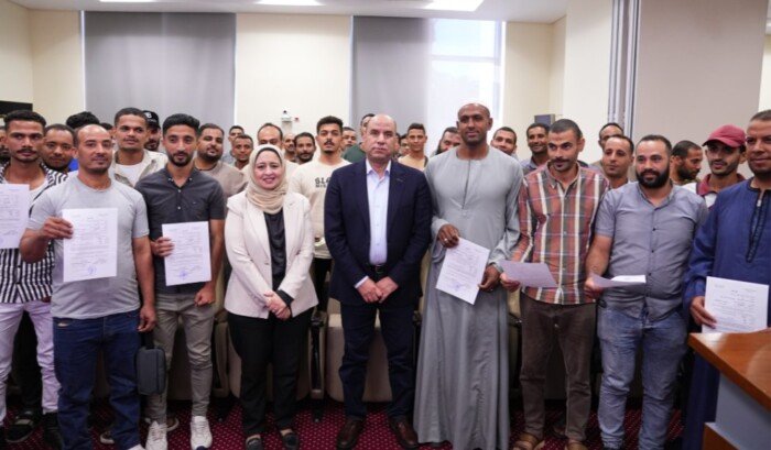 وزير العمل يُسلّم عقود العمل بالخارج لشباب اجتازوا اختبارات العمالة الزراعية في الأردن